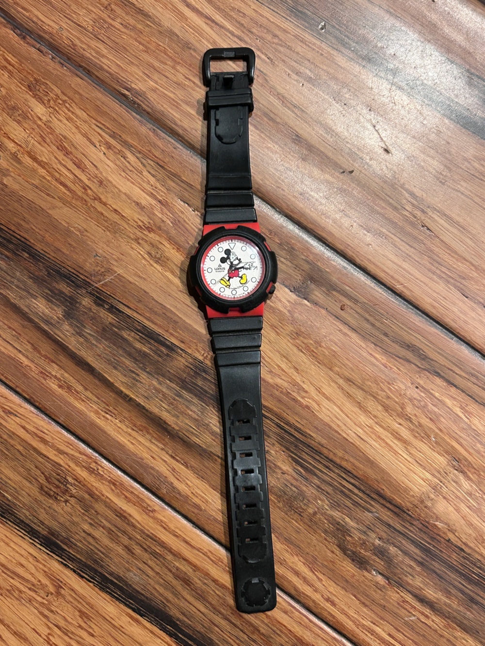 Vintage 90s Mickey Mouse Lorus Quartz watch.